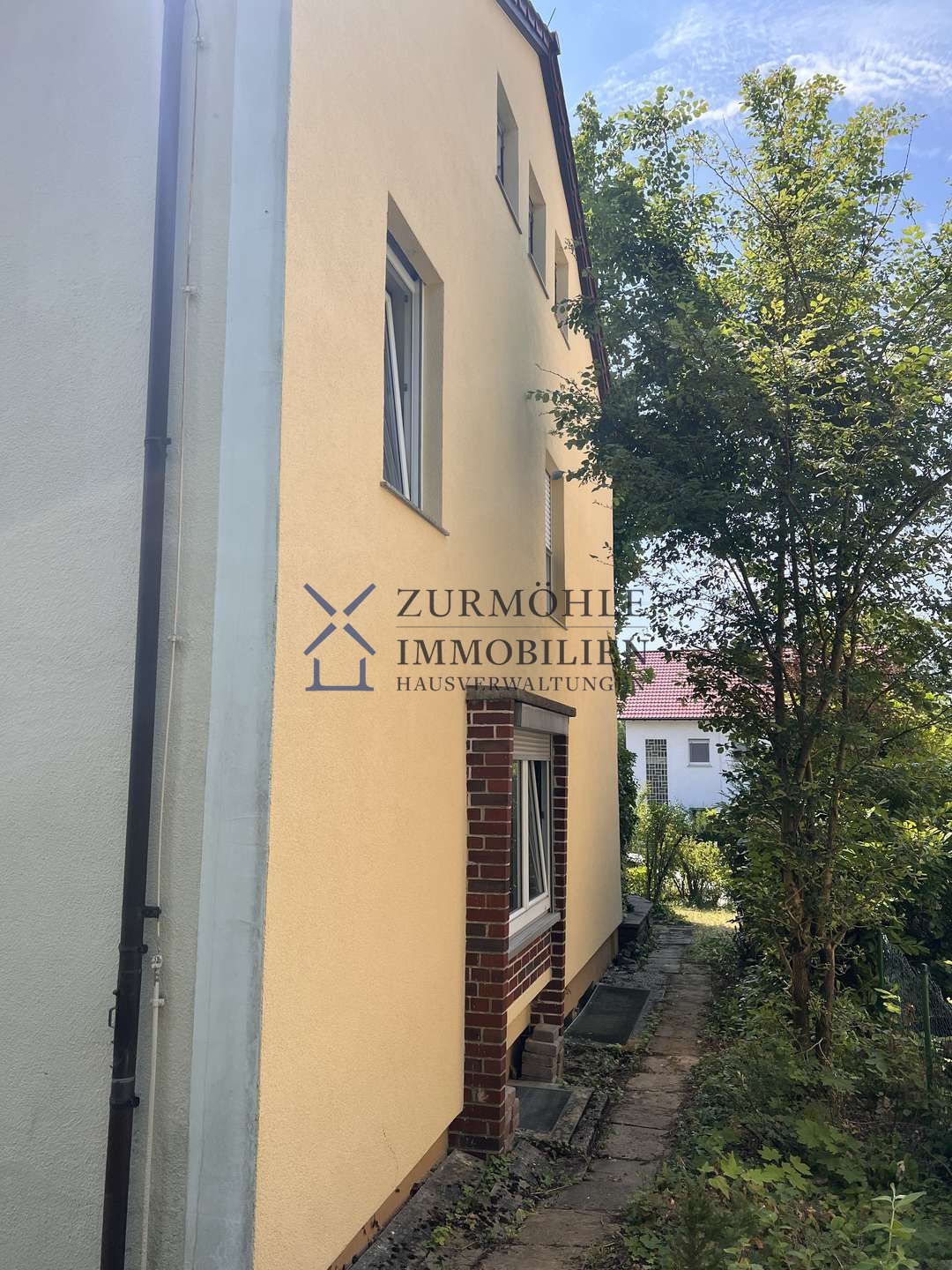 neben dem Haus